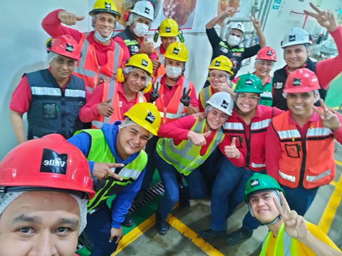Equipo de colaboradores en planta