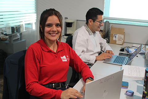 Colaboradores en oficina